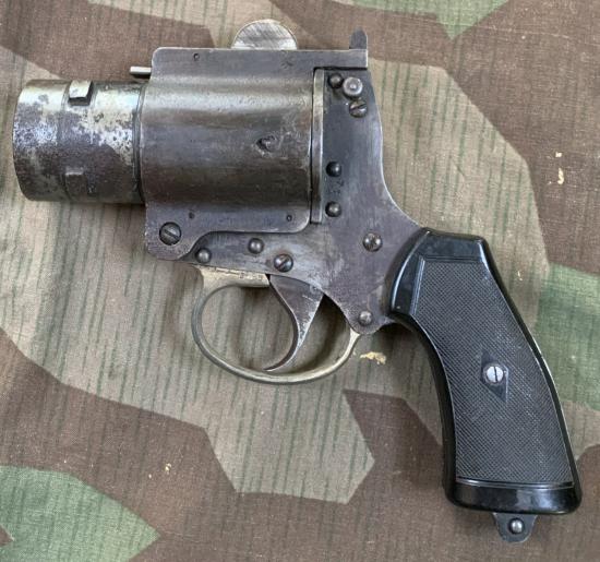 Deactivated WW2 RAF aircraft cockpit signalling pistol